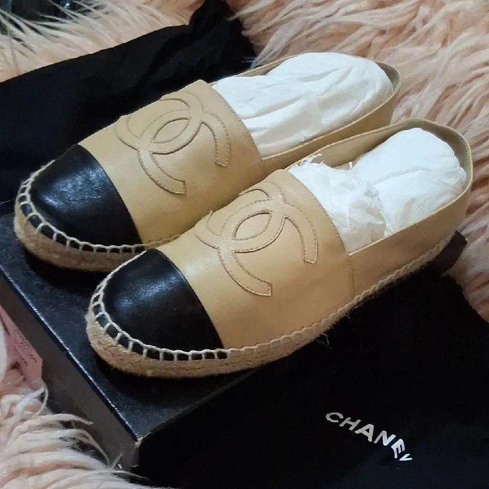 NEW CHANEL Tan and Black Lambskin Espadrilles Size 39 - Picture 10 of 12